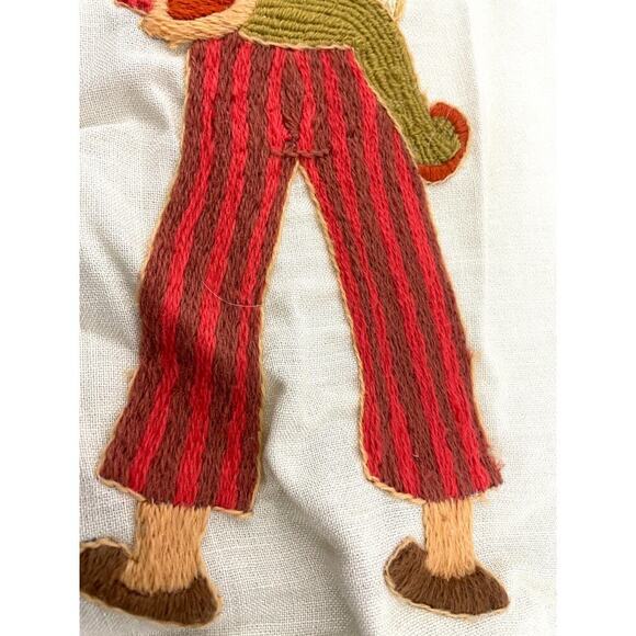 VTG Crewel Family 70s Needlecraft Hand Embroidered Fiber Art 11"x19" No frame - Picture 4 of 10